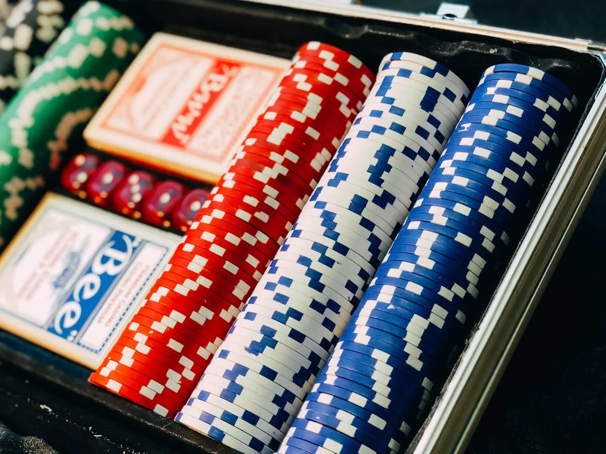 Jetons et cartes sur une table de jeu
