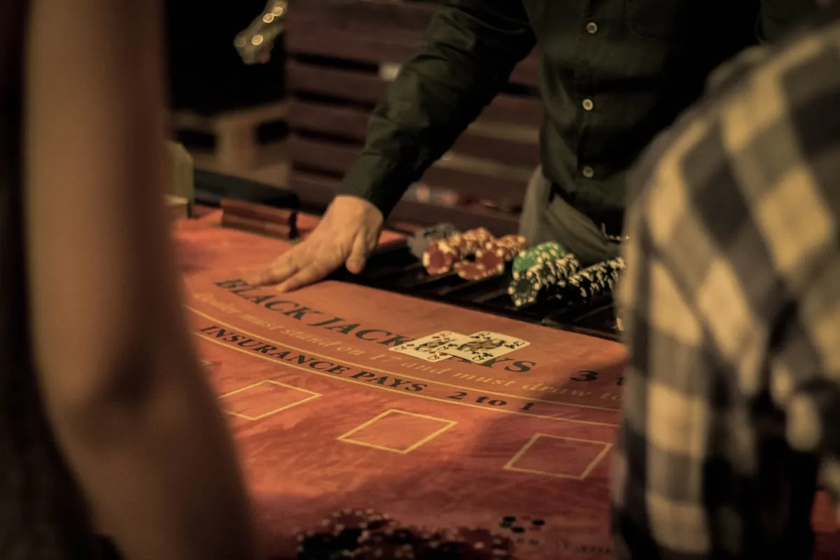 Tables de jeux dans une salle moderne
